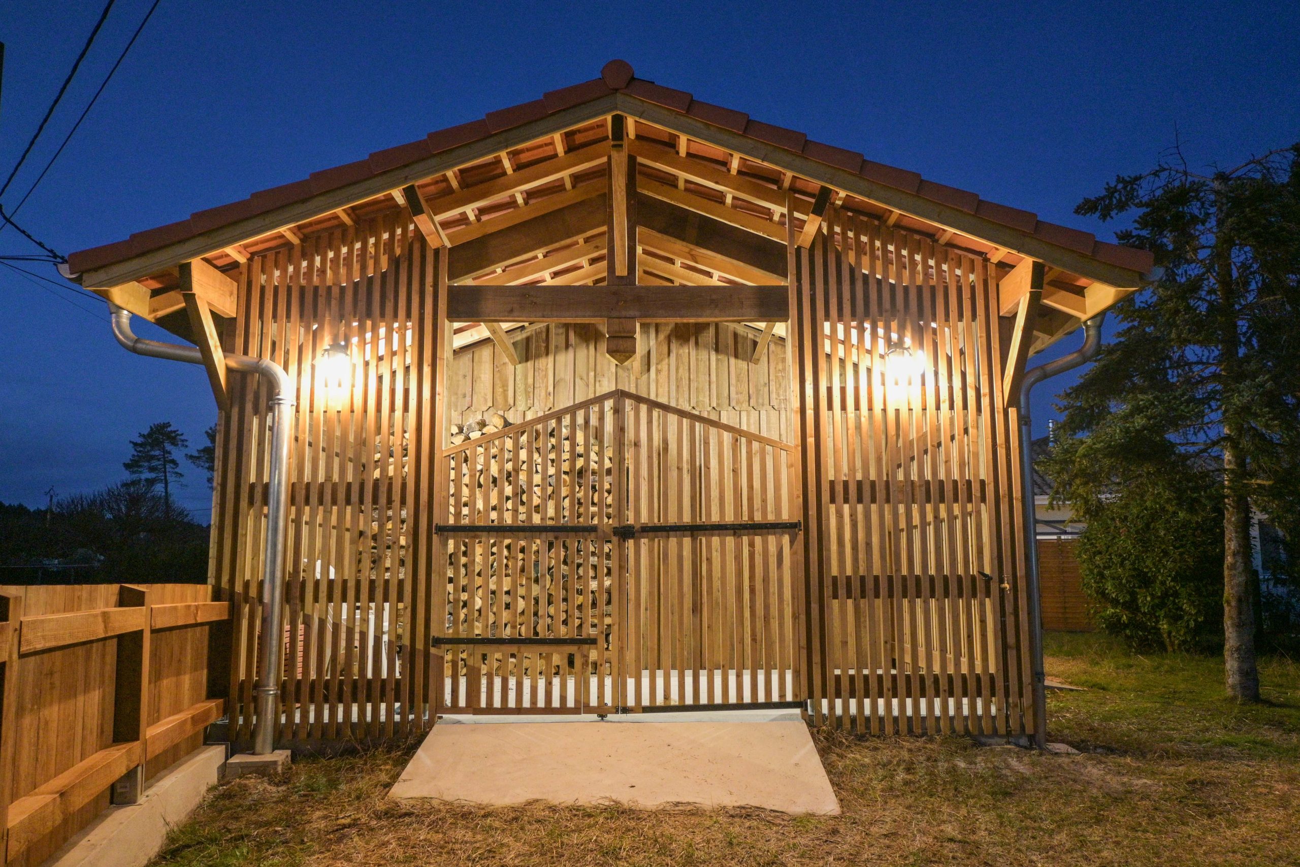 vue de nuit de l'Annexe Wolff conçue en pin des landes