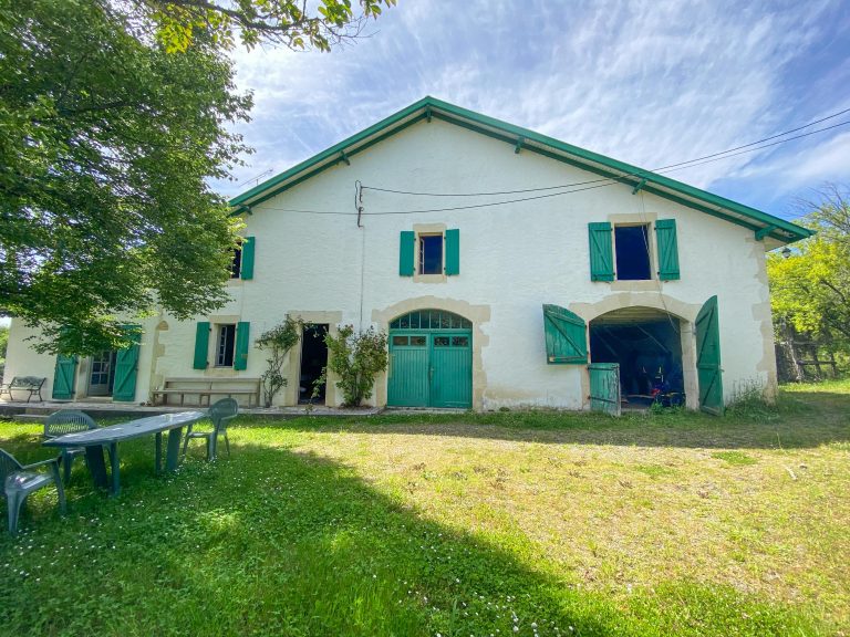 vue de la façade principale de la Ferme Paradis Botanique